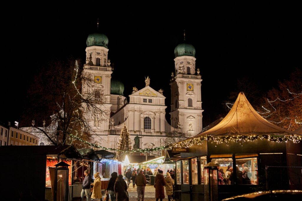 Christmas market stalls in front of the illuminated St. Stephen's Cathedral